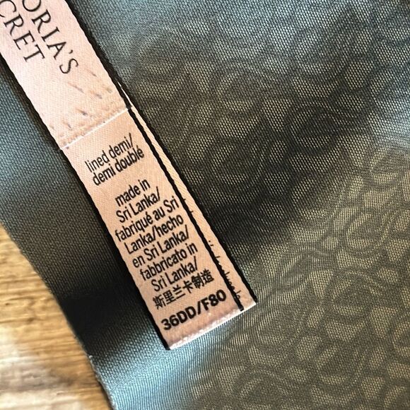 Victoria's Secret Black T-Shirt Bra with Molded Cups - Picture 11 of 11